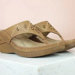 Inc.5 SALE CUTWORK WEDGE THONG-TAN