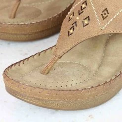 Inc.5 SALE CUTWORK WEDGE THONG-TAN