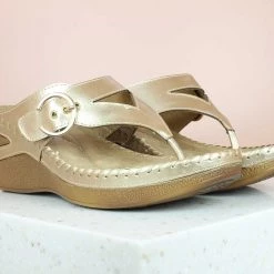 Inc.5 BUCKLE COMFORT PLATFORM THONG-L.GOLD