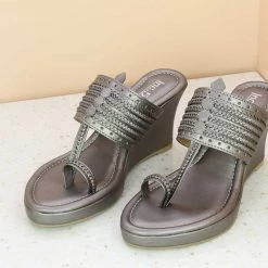 Inc.5 VEDGE HEEL KOLHAPURI - GUN METAL