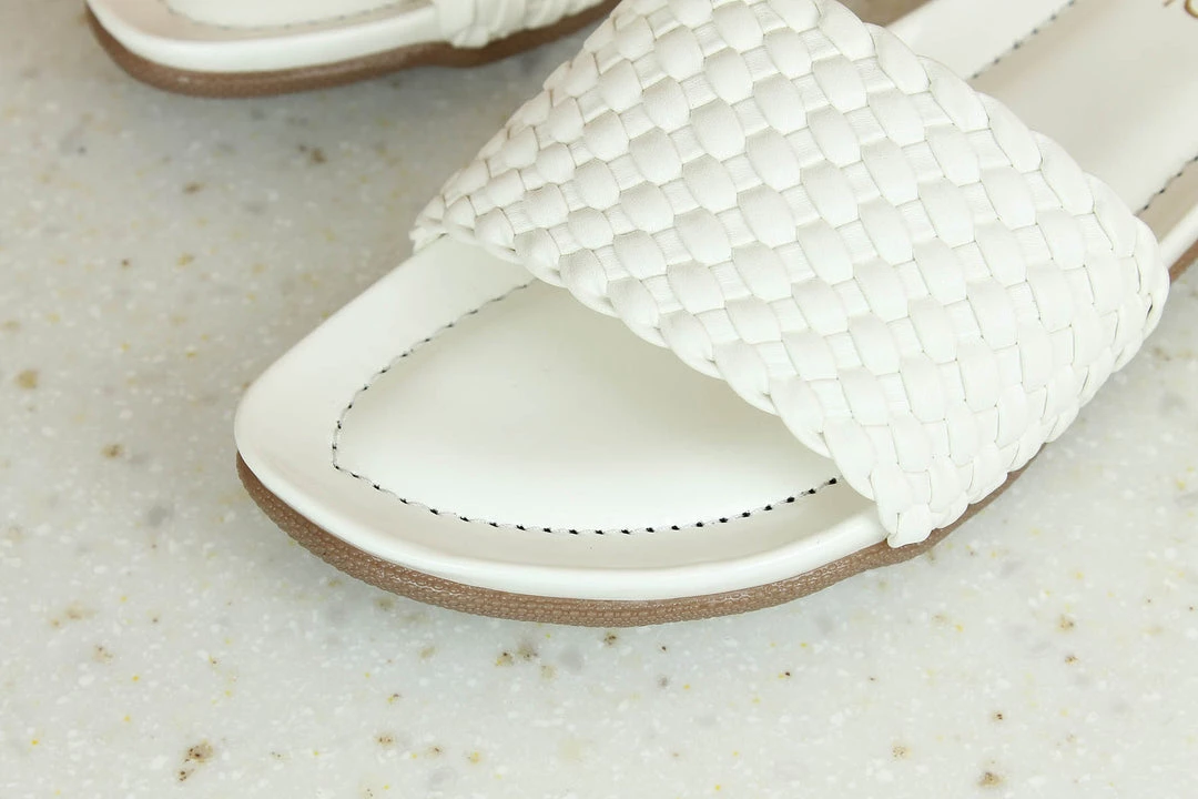 Inc.5 WOVEN FLAT MULES 4 Inc.5 WOVEN FLAT MULES