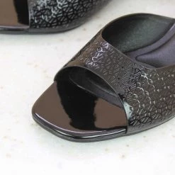 Inc.5 PATTENT MULE - BLACK