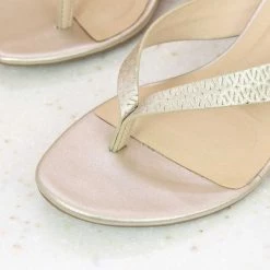 Inc.5 BLOCK HEEL EMBOSSED THONG - LIGHT GOLD