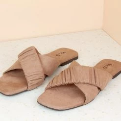 Inc.5 CROSS STRAP FLAT MULES