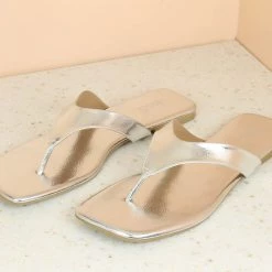 Inc.5 SALE METALLIC FLAT THONG 9 Inc.5 SALE METALLIC FLAT THONG
