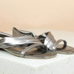 Inc.5 METALLIC FLAT SANDAL