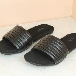 Inc.5 FLAT EMBOSSED THONG Mules