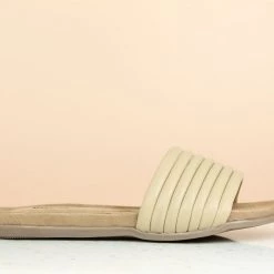 Inc.5 Mules FLAT EMBOSSED THONG 8 Inc.5 Mules FLAT EMBOSSED THONG