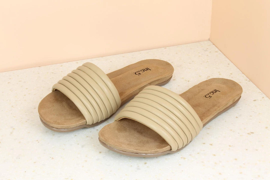 Inc.5 Mules FLAT EMBOSSED THONG 6 Inc.5 Mules FLAT EMBOSSED THONG