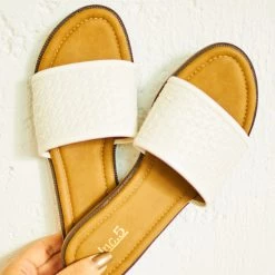 Inc.5 SALE TEXTURED FLAT MULE-WHITE