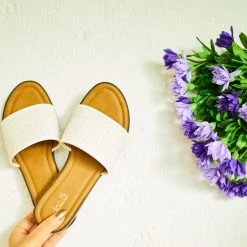 Inc.5 SALE TEXTURED FLAT MULE-WHITE