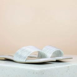 Inc.5 SQUARE SHAPE STRAPY FLAT MULE-SILVER