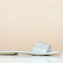 Inc.5 SQUARE SHAPE STRAPY FLAT MULE-SILVER