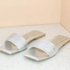 Inc.5 SQUARE SHAPE STRAPY FLAT MULE-SILVER
