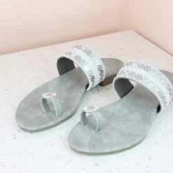 Inc.5 EMBROIDED FLAT TOE THONG-GREY
