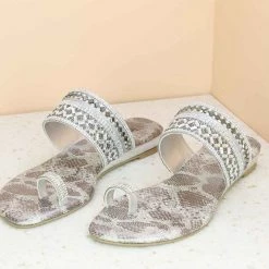 Inc.5 CRYSTAL DIAMOND FLAT TOE POST-SILVER SALE