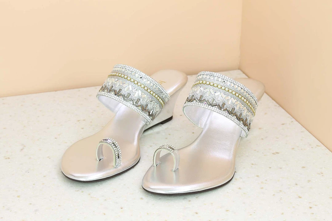 Inc.5 EMBROIDED TOE POST-SILVER 5 Inc.5 EMBROIDED TOE POST-SILVER