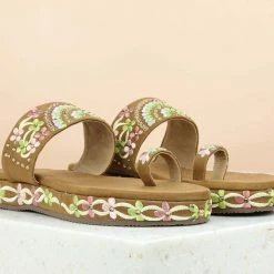 Inc.5 EMBROIDED TOE POST - TAN