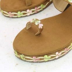 Inc.5 EMBROIDED TOE POST - TAN