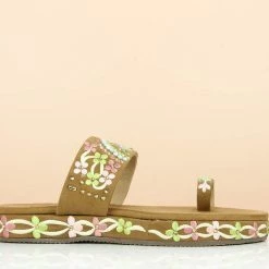 Inc.5 EMBROIDED TOE POST - TAN