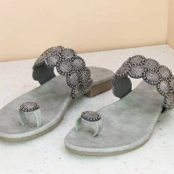 Inc.5 Embroidery EMBROIDED FLAT THONG - GUN METAL