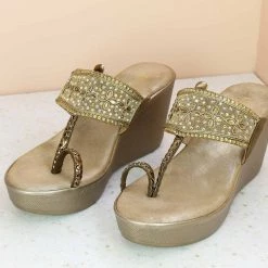 Inc.5 EMBROIDED PLATFORM THONG - ANTIQUE GOLD