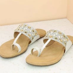 Inc.5 EMBROIDED FLAT THONG - SILVER