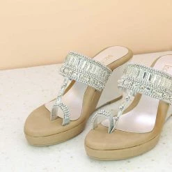 Inc.5 SALE EMBROIDED VEDGE HEEL KOLHAPURI - SILVER