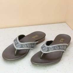 Inc.5 SALE FLAT EMBROIDED THONG - GUN METAL