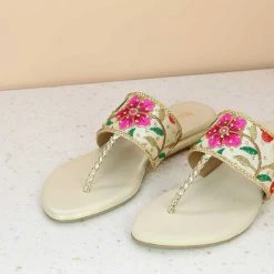 Inc.5 SALE FLAT EMBROIDED THONG - GOLD