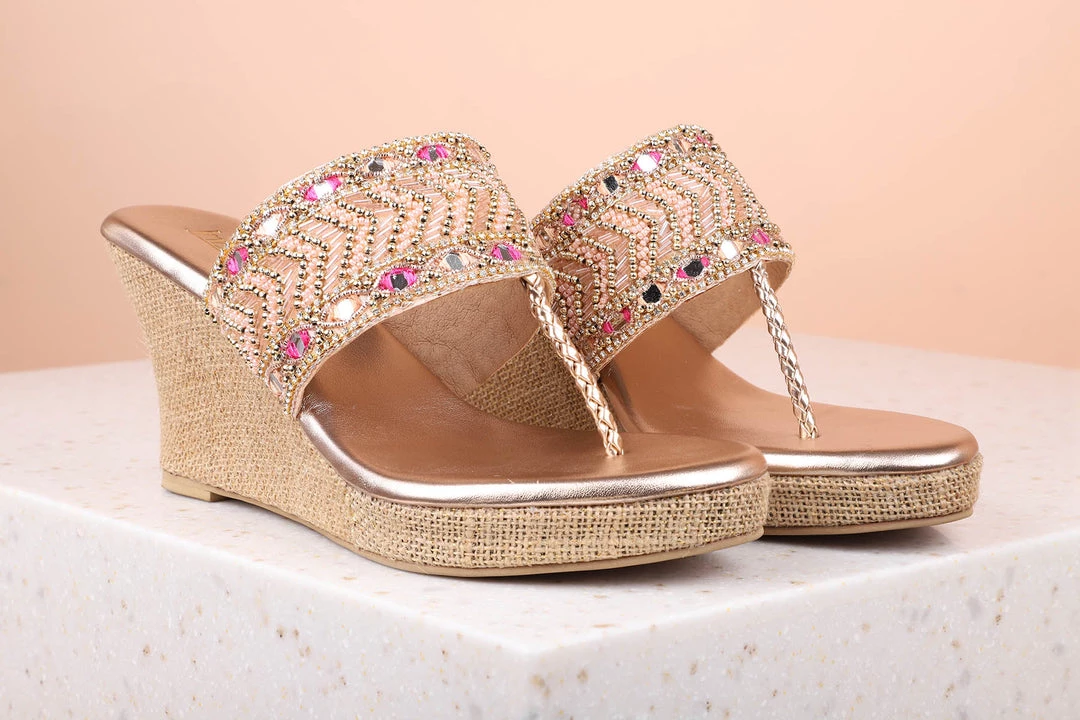 Inc.5 VEDGE HEEL EMBROIDED TOE POST 3 Inc.5 VEDGE HEEL EMBROIDED TOE POST