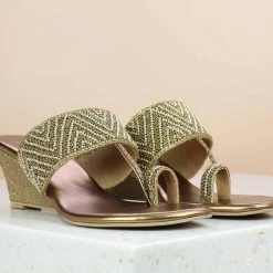 Inc.5 SALE EMBROIDED VEDGE HEEL THONG - ANTIQUE GOLD