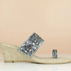 Inc.5 EMBROIDED VEDGE HEELS TOE POST SALE