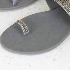 Inc.5 EMBROIDED TOE POST FLAT Embroidery