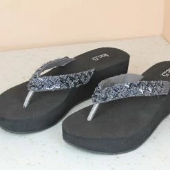 Inc.5 EMBROIDED RUBBER PLATFORM THONG