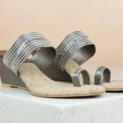 Inc.5 SALE EMBROIDED VEDGE HEEL TOE POST