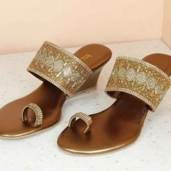 Inc.5 SALE EMBROIDED VEDGE HEEL TOE POST