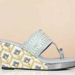 Inc.5 EMBROIDED VEDGE HEELS TOE POST SALE