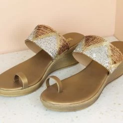 Inc.5 EMBROIDED PLATFORM TOE POST 9 Inc.5 EMBROIDED PLATFORM TOE POST