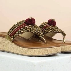 Inc.5 EMBROIDED PLATFORM THONG