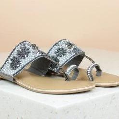 Inc.5 FLAT EMBROIDED TOE POST WOMEN