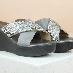 Inc.5 CROSS STRAP DIAMOND PLATFORM