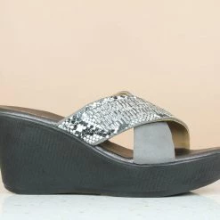 Inc.5 CROSS STRAP DIAMOND PLATFORM