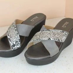 Inc.5 CROSS STRAP DIAMOND PLATFORM