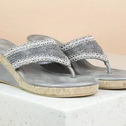 Inc.5 EMBROIDED PLATFORM THONG