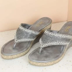 Inc.5 EMBROIDED PLATFORM THONG