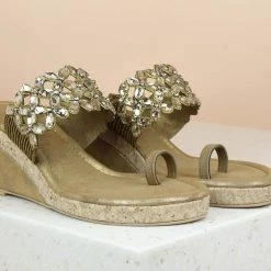 Inc.5 EMBROIDED PLATFORM