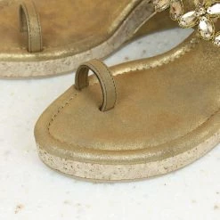 Inc.5 EMBROIDED PLATFORM