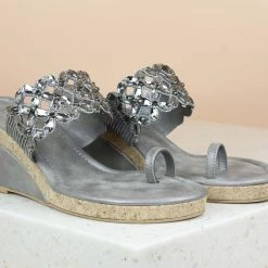 Inc.5 EMBROIDED PLATFORM