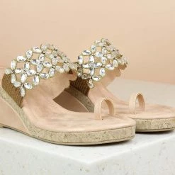 Inc.5 EMBROIDED PLATFORM